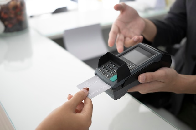 Klant die bij de toog staat en met creditcard betaalt