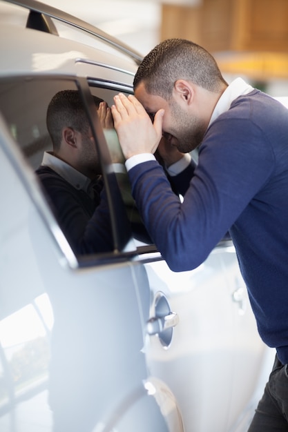 Klant die binnen een auto kijkt