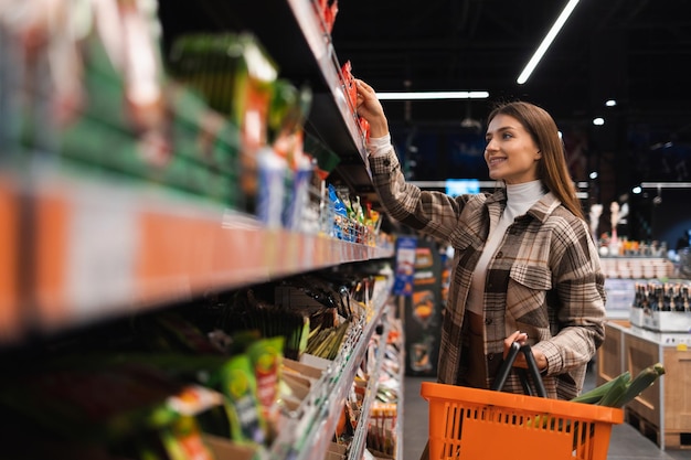 Klant die eten koopt in de supermarkt