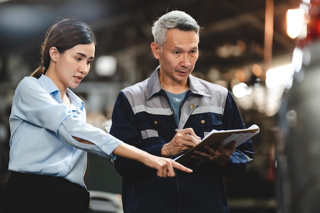 Klant die inspectie doet naar een auto motor reparatie beroep baan bij garage service monteur technicus persoon werkplaats naar voertuig auto onderhoud transport termijn van auto-industrie