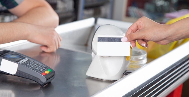 Klant die met creditcard in een supermarkt betaalt