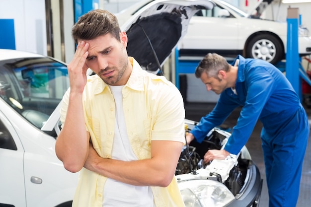 Klant die zich zorgen maakt over zijn auto