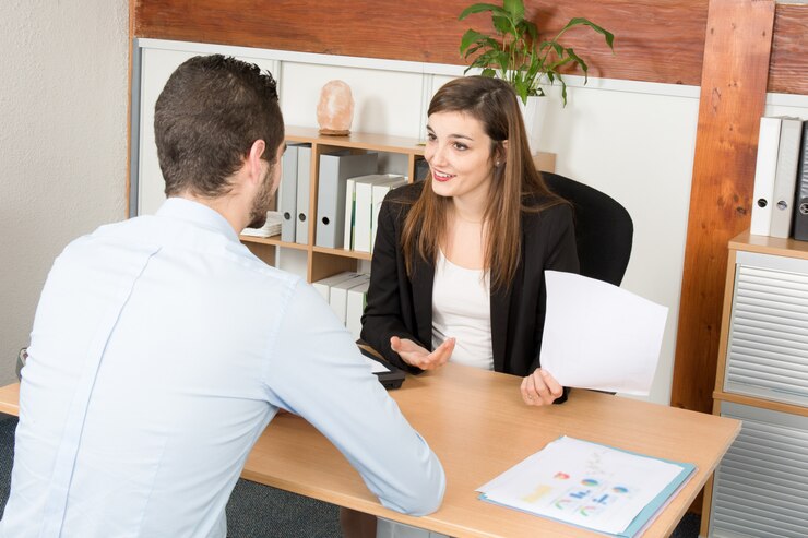 Foto klant en vrouwelijke financiële agent in een discussie aan balie.