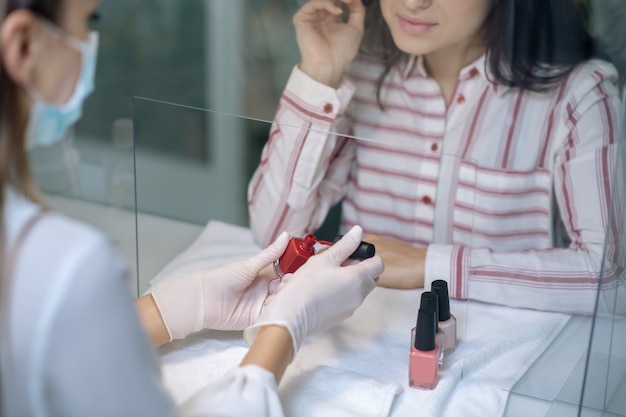 Klant kiest de kleur van een nagellak