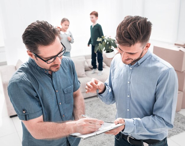 Klant tekent de huurovereenkomst in het nieuwe appartement