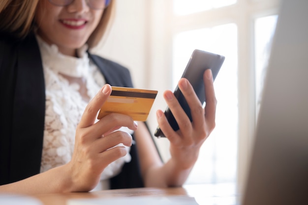 Klant winkelen online betalen met creditcard.