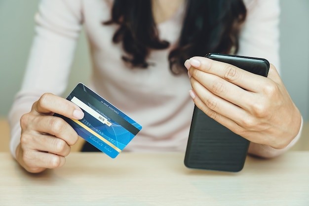 Klant winkelen online betalen met creditcard.