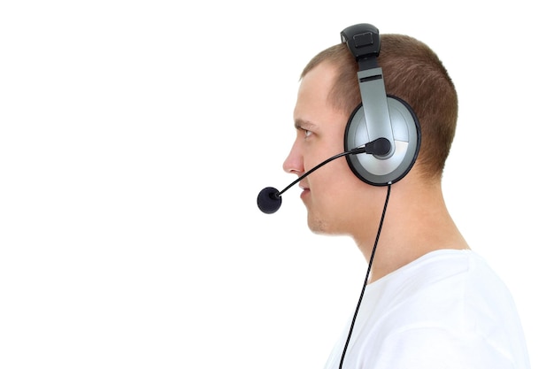 Klantenservice agent praten op headset over wit