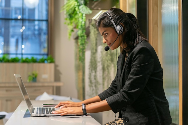 Klantenservice die met de klant praat en hem helpt Een callcenter voor telemarketing met behulp van een headset