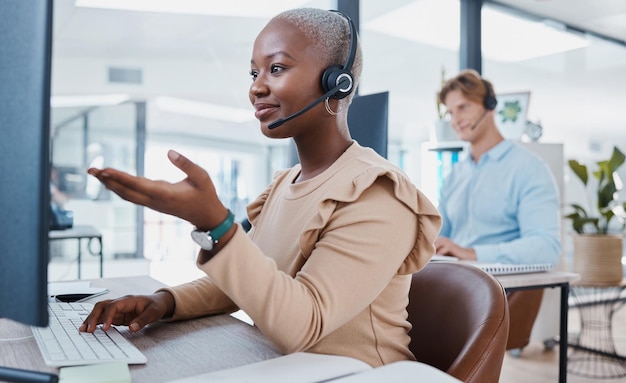 Klantenservice en ondersteuning van een callcenter met een agent die helpt bij een online gesprek in haar kantoor Neem contact met ons op telemarketing en overleg met een consultant in een headset die nuttig advies geeft