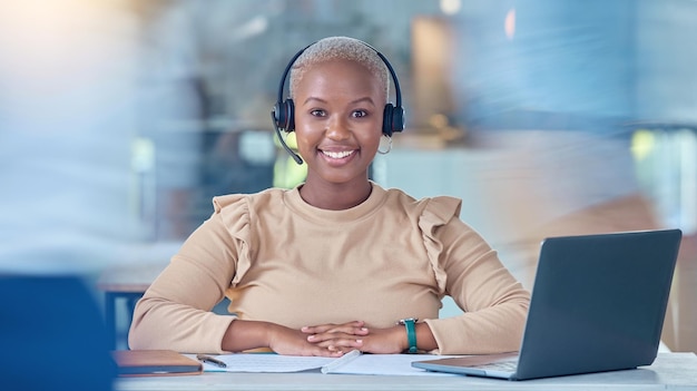 Klantenservice van het callcenter en contact met ons opnemen supportmedewerker met laptop in druk kantoor bezig met crm-consulting Glimlachportret van gelukkige receptioniste telemarketingvrouw of communicatieadviseur