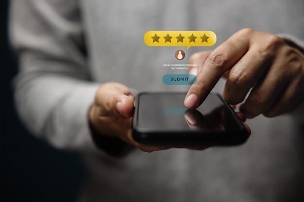 Klantervaringen Concept Tevreden klant die smartphone gebruikt om vijfsterrenbeoordeling voor online tevredenheidsonderzoeken in te dienen Positieve feedback op mobiele telefoon