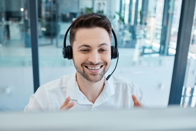 Klantondersteuning CRM of callcenter man medewerker met glimlach voor succes klantenservice hulp of ondersteuning op kantoor Verkoopadviseur netwerken of adviseur voor contact met ons op of verzekering telemarketing