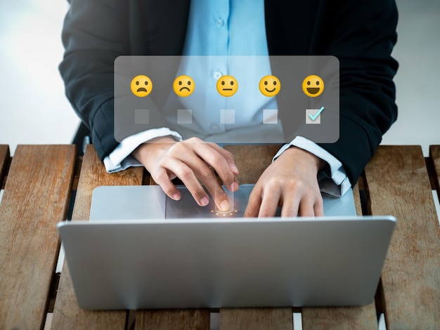 Klantrecensie tevredenheid feedback enquête concepten Vinkje op het selectievakje van smile face icon de beste service ervaring zakelijke ranking gekozen door zakenman die laptop gebruikt