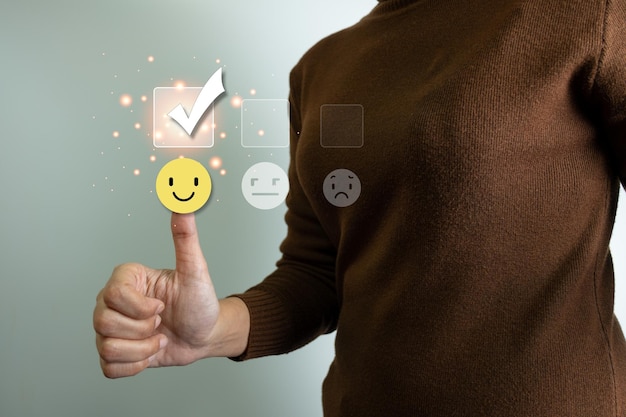Klanttevredenheid concept duimen omhoog rating op glimlach gezicht icoon