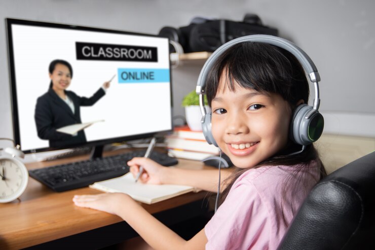 Klas en onderwijs online en schoolnetwerk, jeugd Aziatische of Thaise studente leren op desktopcomputer thuis docent lesgeven als digitale digitale tv tijdens de ziekte van Coronavirus of Covid 19