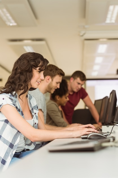 Klasgenoten die in de computerzaal werken