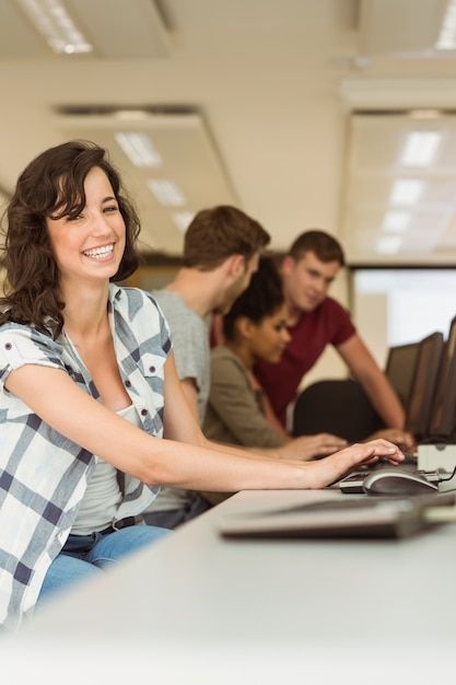 Klasgenoten die in de computerzaal werken