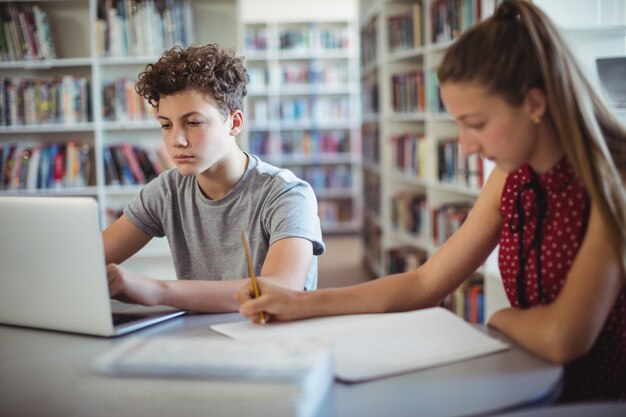 Klasgenoten huiswerk in bibliotheek