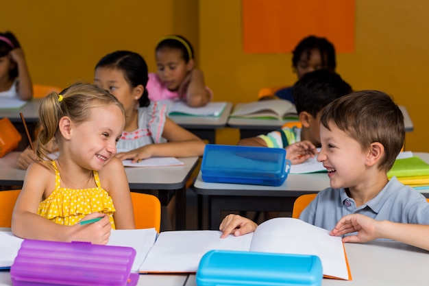 Klasgenoten lachen in de klas