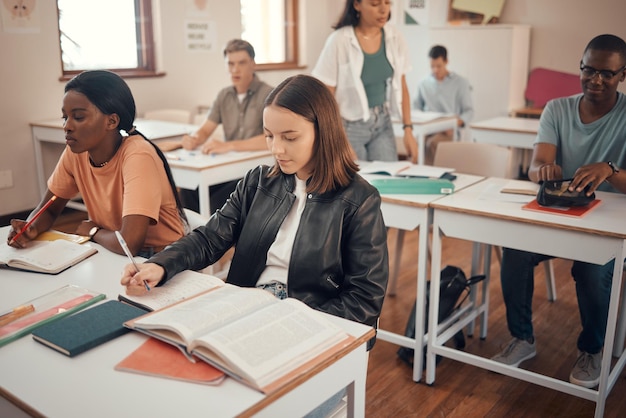 Klaslokaalstudenten groeperen en studeren in diversiteitsschool voor onderwijs leren en kennis van boeken schrijven en denken Focusbeurs en jeugd op de universiteit met aantekeningen van de leraar voor examentest