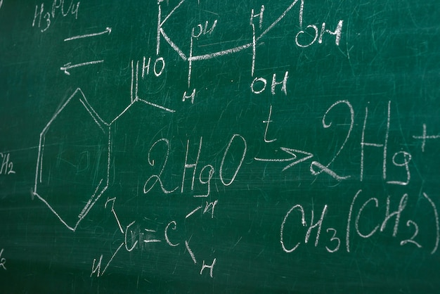 Klasse schoolbord met chemische formules close-up. onderwijs concept