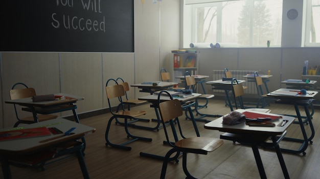 Klassenlokaal met bureaus en stoelen in de school Interieur van de klas van de basisschool