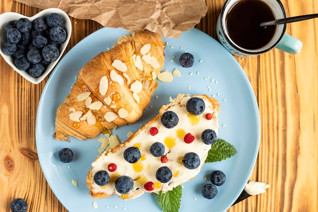 klassiek Amerikaans ontbijt Verse Franse croissant met verse bessen bosbes en aardbei