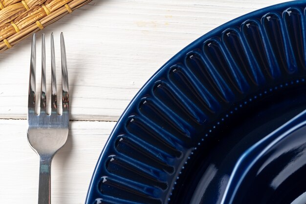 Klassiek blauw ceramisch vaatwerk op geruit tafelkleed dicht omhoog