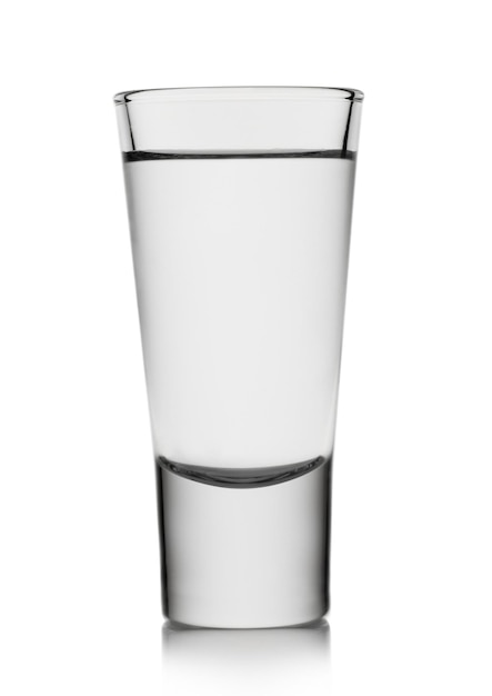 Klassiek borrelglas met tequila of wodka op wit
