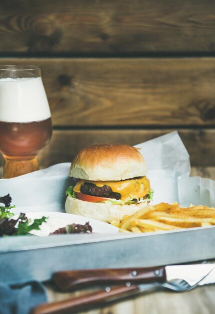 Klassiek burgerdiner met fritessalade en bier