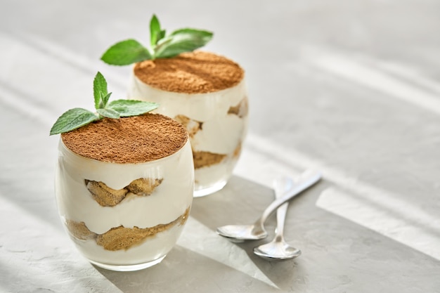 Foto klassiek dessert tiramisu in een glas op een tafel op een zonnige dag