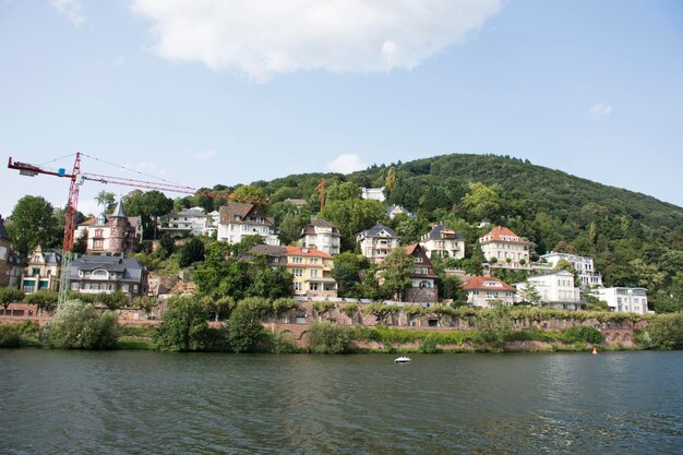 Klassiek en modern gebouw voor mensen die aan de rivier de Neckar wonen in de buurt van het Heidelberger-plein en het kasteel van Heidelberg op 27 augustus 2017 in Heidelberg, Duitsland