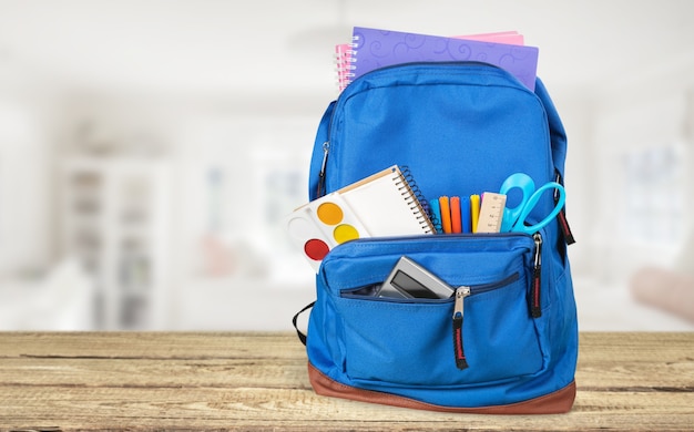 Klassiek gekleurde schoolrugzak met benodigdheden