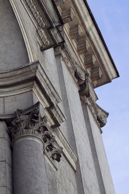 Klassiek geveldetail van het gebouw met blauwe lucht in het stadscentrum