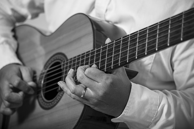 Foto klassiek gitaar vingerzetting composiet in portret