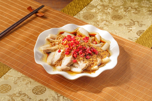 Klassiek Sichuan keuken wit varkensvlees met knoflook