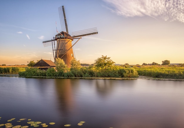 Klassiek tafereel van een molen aan de rand van een kanaal in Holland