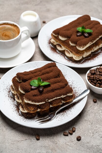 Klassiek tiramisu-dessert en een kopje koffie