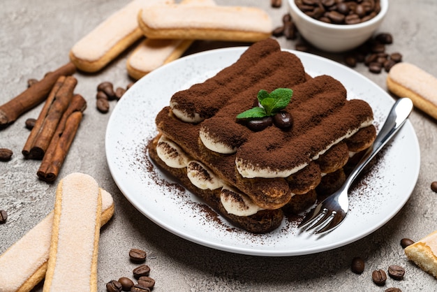 Klassiek tiramisudessert op een ceramische plaat