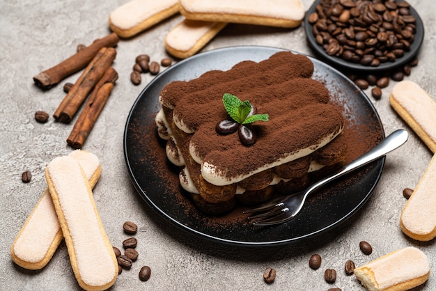 Klassiek tiramisudessert op een ceramische plaat