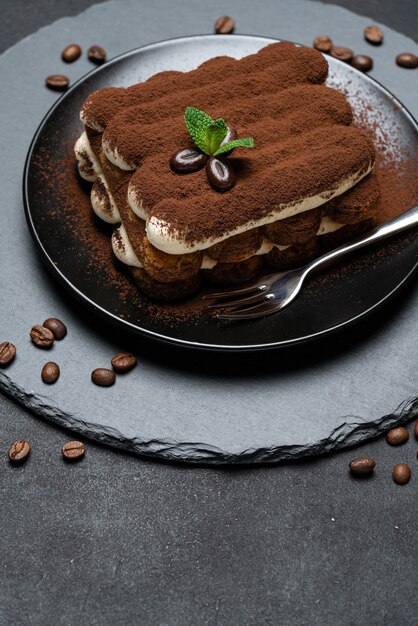 Klassiek tiramisudessert op een ceramische plaat