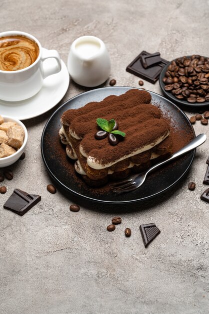 Klassiek tiramisudessert op een ceramische plaat