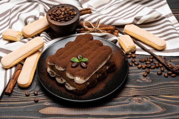 Klassiek tiramisudessert op een ceramische plaat