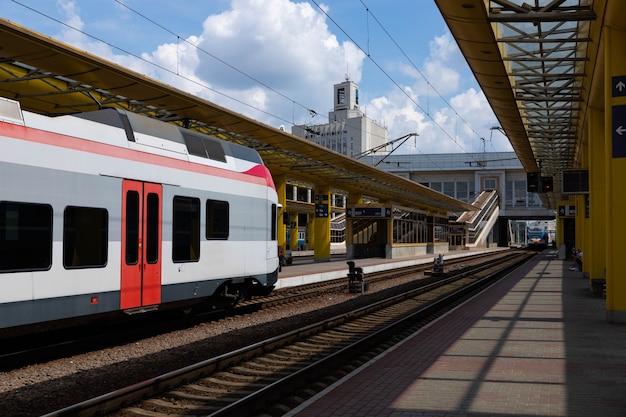 Klassiek treinstation in Europa en hogesnelheidstrein voor passagiers.