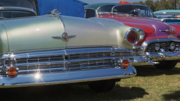 Foto klassieke auto's in een rij op een vintage car show