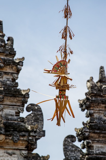 Klassieke balinese penjor, een van de belangrijkste symbolen van het eiland Bali, Indonesië