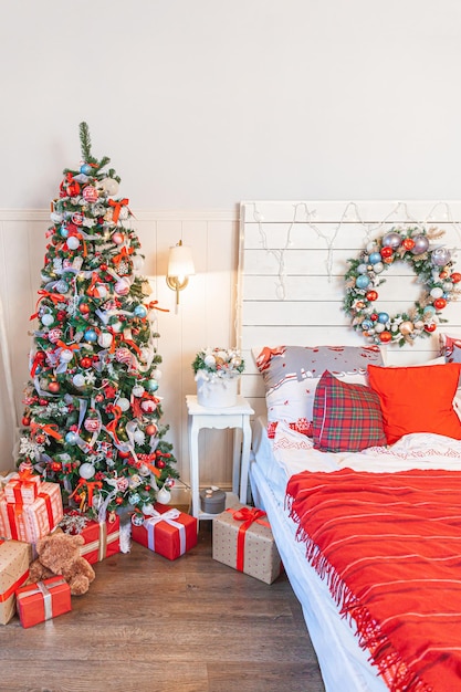 Klassieke binnenkamer met kerstboom en traditionele witte rode decoraties moderne schone witte c...