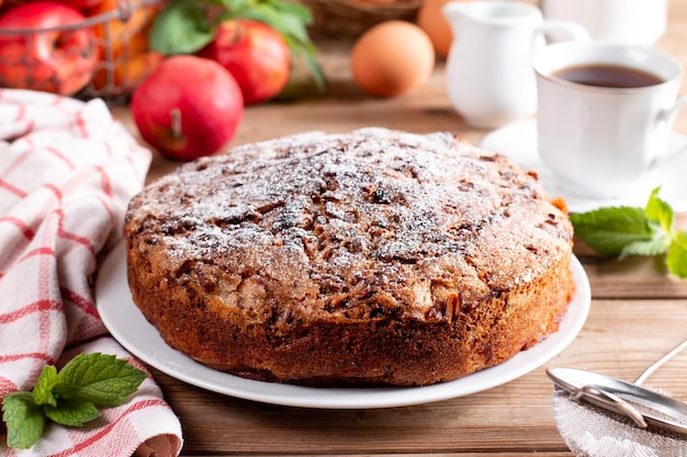 Klassieke biscuit met appels op tafel selectieve aandacht Homemade cake