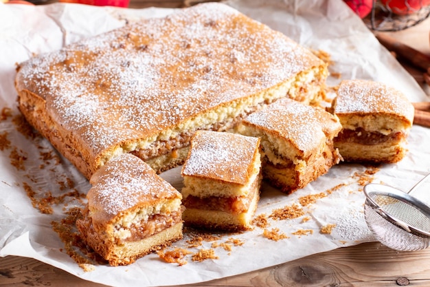 Klassieke biscuit selectieve aandacht zelfgemaakte taart op houten achtergrond